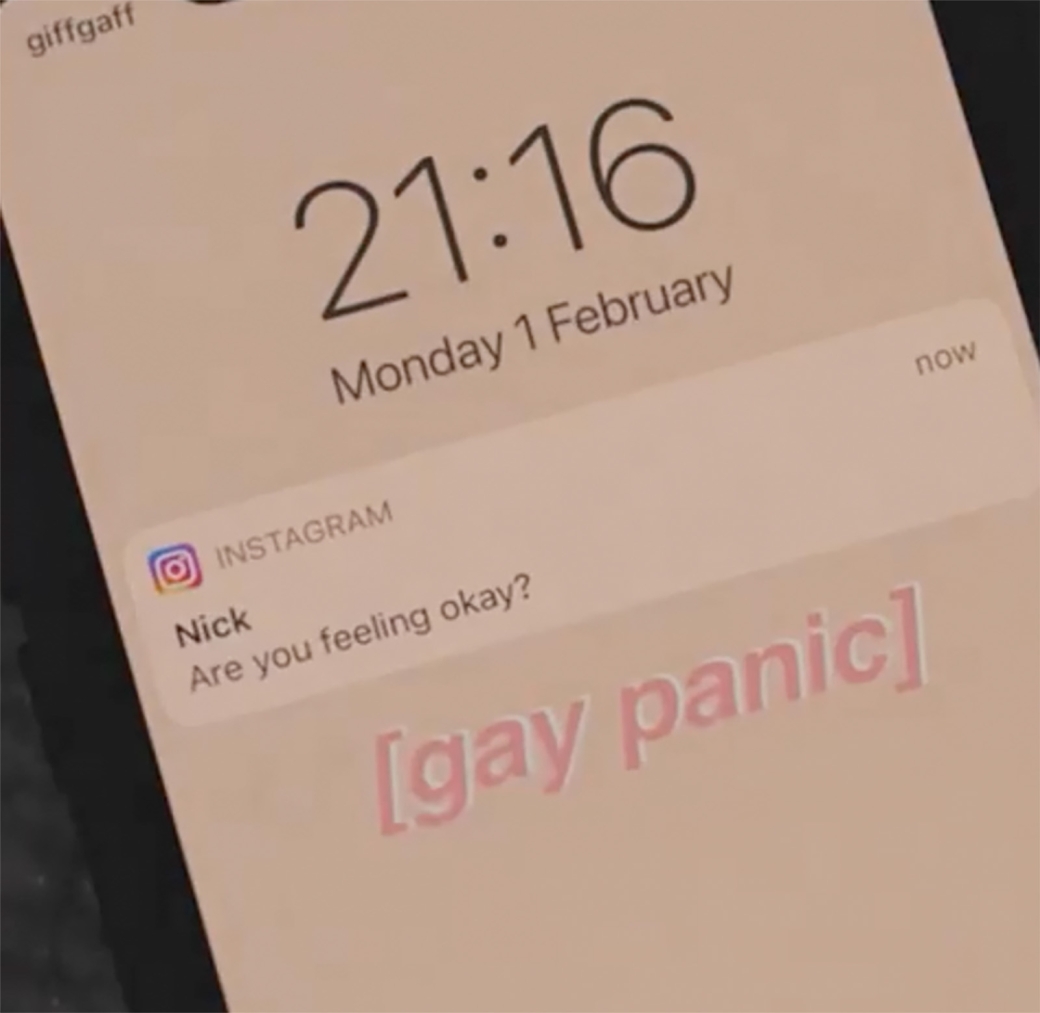 Screenshot eines Smartphones, das die Textmessage "Are you feeling ok?" zeigt, darunter steht Gay Panic